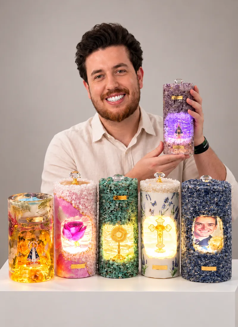 Júnior com cinco modelos de vela gruta luminária acesos